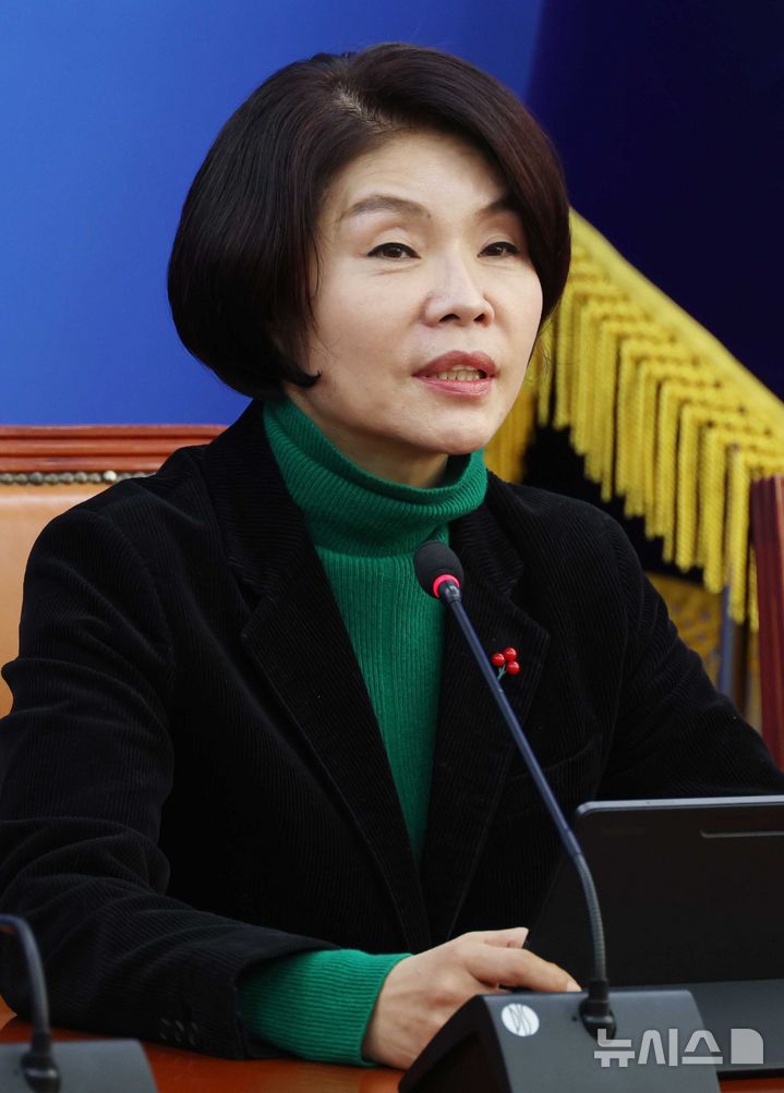 [서울=뉴시스] 조성봉 기자 = 한정애 더불어민주당 정책위의장이 4일 오전 서울 여의도 국회에서 열린 정책조정회의에서 발언을 하고 있다.  2025.12.04. suncho21@newsis.com