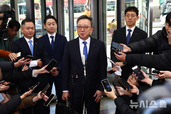 [서울=뉴시스] 김근수 기자 = 정상혁 신한은행장이 4일 서울 중구 신한금융지주회사 사옥으로 들어서고 있다. 신한금융지주 회장후보추천위원회(회추위) 최종 후보군에는 진옥동 현 신한금융 회장과 정상혁 신한은행장, 이선훈 신한투자증권 대표를 비롯해 외부 후보 1명(비공개 요청)이 포함됐다. 2025.12.04. ks@newsis.com
