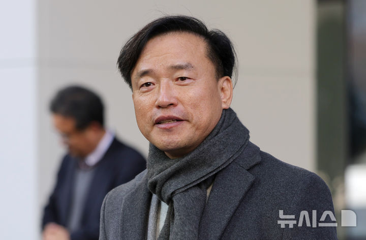 [과천=뉴시스] 홍효식 기자 = 김종철 초대 방송미디어통신위원회 위원장 후보자가 4일 오전 경기 과천시 인사청문회 준비 임시 사무실이 마련된 한 오피스텔로 출근해 소감을 밝히고 있다. 2025.12.04. yesphoto@newsis.com