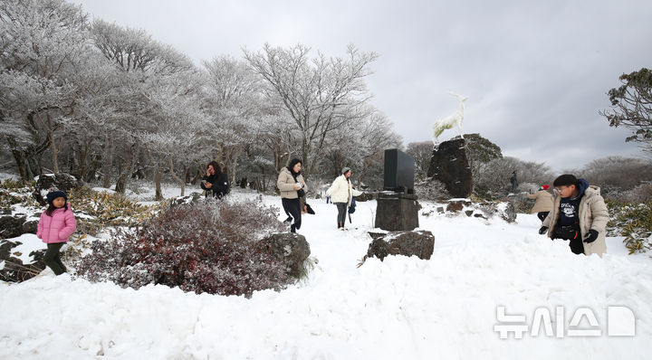 [제주=뉴시스] 우장호 기자 = 기습 추위가 절정에 달한 4일 오전 제주 한라산 1100고지를 찾은 관광객들이 활짝 피어난 상고대를 감상하며 겨울 정취를 만끽하고 있다. 2025.12.04. woo1223@newsis.com