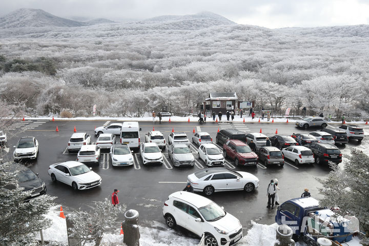 [제주=뉴시스] 우장호 기자 = 기습 추위가 절정에 달한 4일 오전 제주 한라산 1100고지를 찾은 관광객들이 활짝 피어난 상고대를 감상하며 겨울 정취를 만끽하고 있다. 2025.12.04. woo1223@newsis.com