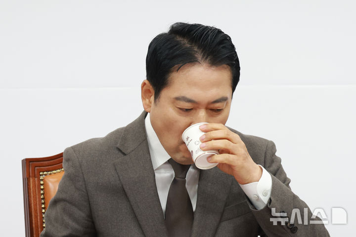 [서울=뉴시스] 고승민 기자 = 장동혁 국민의힘 대표가 4일 서울 여의도 국회에서 열린 제18차 전국위원회에서 물을 마시고 있다. 2025.12.04. kkssmm99@newsis.com