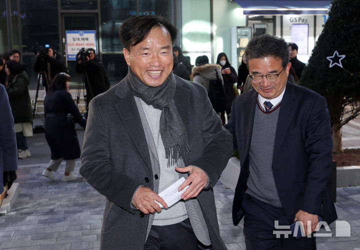 [과천=뉴시스] 홍효식 기자 = 김종철 초대 방송미디어통신위원회 위원장 후보자가 4일 오전 경기 과천시 인사청문회 준비 임시 사무실이 마련된 한 오피스텔로 출근하고 있다. 2025.12.04. yesphoto@newsis.com