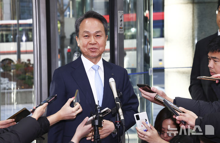 [서울=뉴시스] 김근수 기자 = 진옥동 신한금융그룹 회장이 4일 서울 중구 신한금융지주회사 사옥으로 들어서고 있다.  신한금융지주 회장후보추천위원회(회추위) 최종 후보군에는 진옥동 현 신한금융 회장과 정상혁 신한은행장, 이선훈 신한투자증권 대표를 비롯해 외부 후보 1명(비공개 요청)이 포함됐다. 2025.12.04. ks@newsis.com