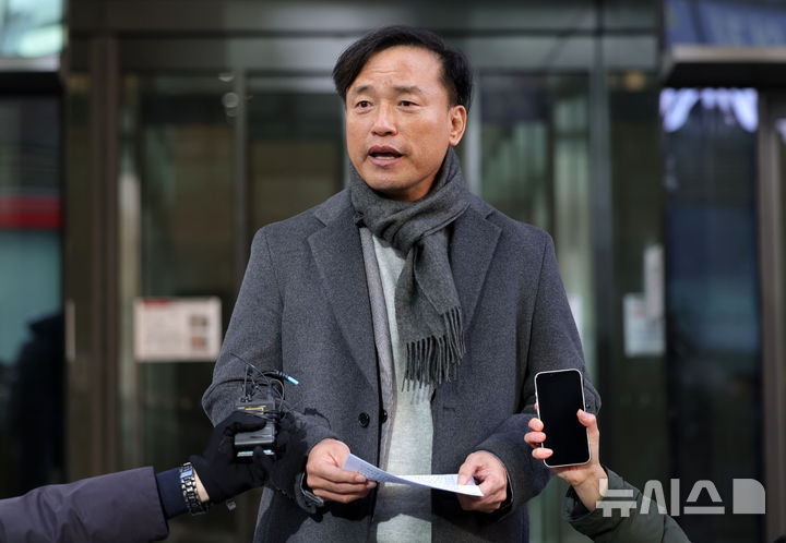 [과천=뉴시스] 홍효식 기자 = 김종철 초대 방송미디어통신위원회 위원장 후보자가 지난 4일 오전 경기 과천시 인사청문회 준비 임시 사무실이 마련된 한 오피스텔로 출근하고 있다. 2025.12.04. yesphoto@newsis.com