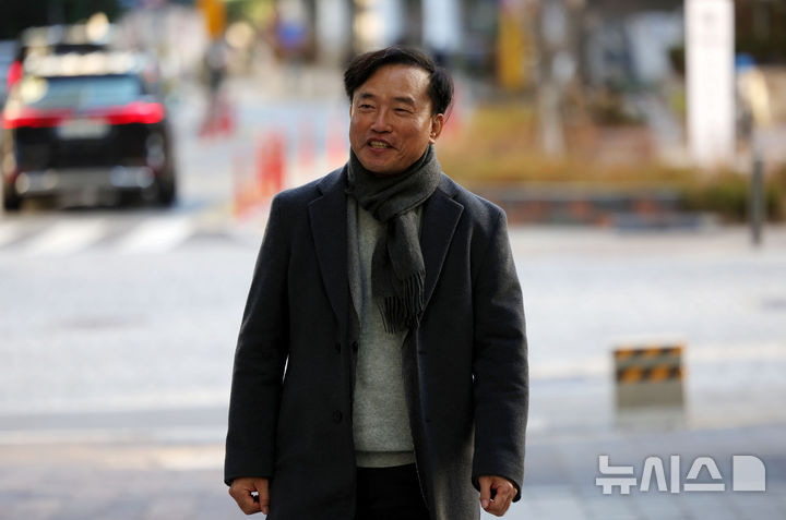 [과천=뉴시스] 홍효식 기자 = 김종철 초대 방송미디어통신위원회 위원장 후보자가 4일 오전 경기 과천시 인사청문회 준비 임시 사무실이 마련된 한 오피스텔로 출근하고 있다. 2025.12.04. yesphoto@newsis.com
