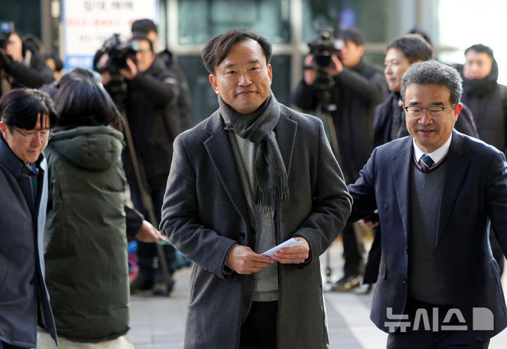 [과천=뉴시스] 홍효식 기자 = 김종철 초대 방송미디어통신위원회 위원장 후보자가 4일 오전 경기 과천시 인사청문회 준비 임시 사무실이 마련된 한 오피스텔로 출근하고 있다. 2025.12.04. yesphoto@newsis.com