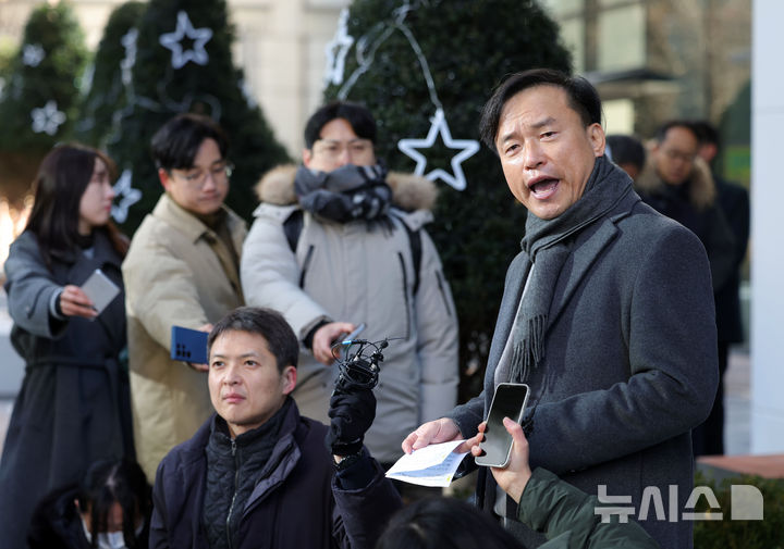 [과천=뉴시스] 홍효식 기자 = 김종철 초대 방송미디어통신위원회 위원장 후보자가 4일 오전 경기 과천시 인사청문회 준비 임시 사무실이 마련된 한 오피스텔로 출근하고 있다. 2025.12.04. yesphoto@newsis.com