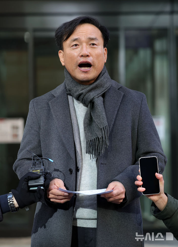 [과천=뉴시스] 홍효식 기자 = 김종철 초대 방송미디어통신위원회 위원장 후보자가 4일 오전 경기 과천시 인사청문회 준비 임시 사무실이 마련된 한 오피스텔로 출근하고 있다. 2025.12.04. yesphoto@newsis.com