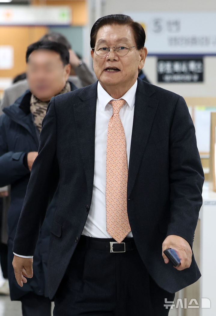 [서울=뉴시스] 김선웅 기자 = 이상운 효성 부회장이 지난해 12월 4일 서울 서초구 서울고법에서 열린 효성家 1300억 조세포탈 혐의 등 파기환송심 선고기일에 출석하고 있다. 2026.09.10. mangusta@newsis.com