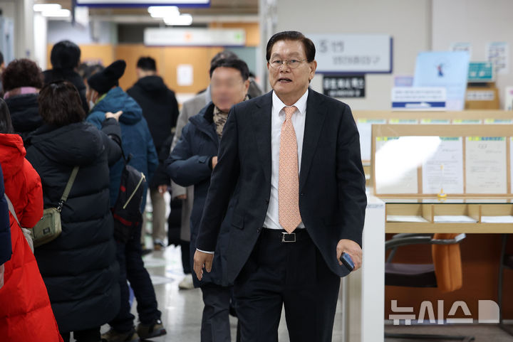 [서울=뉴시스] 김선웅 기자 = 이상운 효성 부회장이 4일 서울 서초구 서울고등법원에서 열린 효성家 1300억 조세포탈 혐의 등 파기환송심 선고기일에 출석하고 있다. 이날 선고기일에서 이 부회장은 집행유예를 선고받고 故 조석래 회장에 대한 공소는 기각됐다. 2025.12.04. mangusta@newsis.com