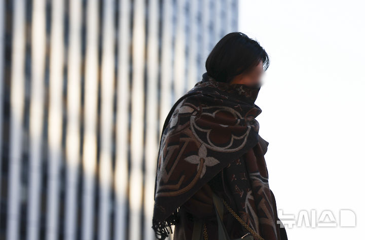 [서울=뉴시스] 김근수 기자 = 연일 강추위가 계속되는 가운데 4일 오전 서울 중구 세종대로 인근에서 시민이  출근길에 나서고 있다. 2025.12.04. ks@newsis.com