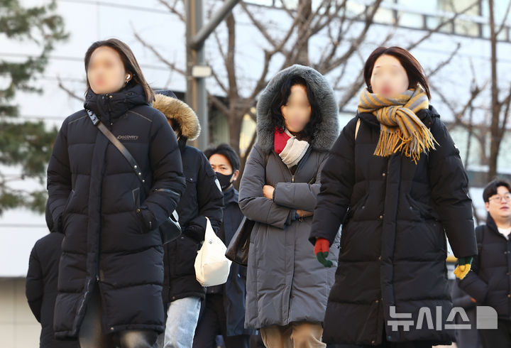[서울=뉴시스] 김근수 기자 = 연일 강추위가 계속되는 가운데 4일 오전 서울 중구 세종대로 인근에서 시민들이 모자를 쓴 채 출근길에 나서고 있다. 2025.12.04. ks@newsis.com