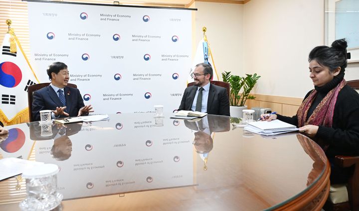 [서울=뉴시스] 구윤철 부총리 겸 기획재정부 장관이 4일 서울 종로구 정부서울청사에서 제레미 주크 국제신용평가사 피치(Fitch) 아태지역 국가신용등급 담당 이사와 면담하고 있다. (사진=기획재정부 제공) 2025.12.04. photo@newsis.com *재판매 및 DB 금지