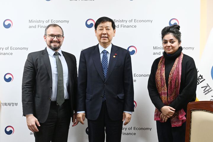 [서울=뉴시스] 구윤철 부총리 겸 기획재정부 장관이 4일 서울 종로구 정부서울청사에서 국제신용평가사 피치(Fitch) 연례협의단과 면담하기 앞서 기념촬영 하고 있다. 왼쪽부터 제레미 주크 아태지역 국가신용등급 담당 이사, 구 부총리, 사가리카 찬드라 아태지역 국가신용등급 담당 이사. (사진=기획재정부 제공) 2025.12.04. photo@newsis.com *재판매 및 DB 금지