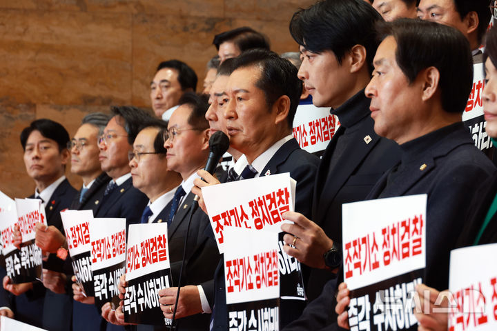 [서울=뉴시스] 고승민 기자 = 정청래 더불어민주당 대표가 4일 서울 여의도 국회에서 열린 윤석열 정치검찰의 조작기소 책임자 처벌 촉구 규탄대회에서 발언하고 있다. 2025.12.04. kkssmm99@newsis.com