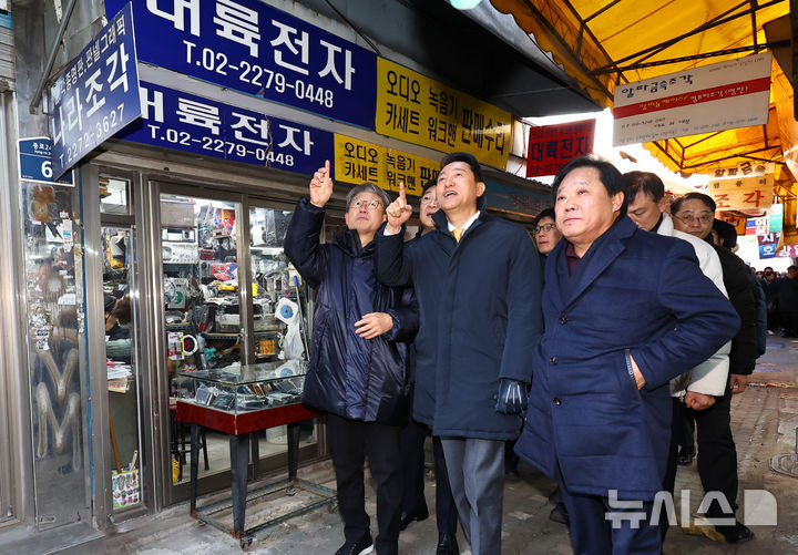 [서울=뉴시스] 최진석 기자 = 오세훈 서울시장이 4일 오전 서울 종로구 세운지구를 찾아 현장을 살펴보고 있다. 2025.12.04. myjs@newsis.com