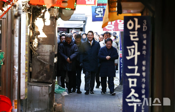 [서울=뉴시스] 최진석 기자 = 오세훈 서울시장이 4일 오전 서울 종로구 세운지구를 찾아 현장을 살펴보고 있다. 2025.12.04. myjs@newsis.com