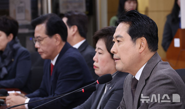 [서울=뉴시스] 김금보 기자 = 장동혁 국민의힘 대표가 4일 오전 서울 여의도 국회 의원회관에서 열린 국민의힘 법제사법위원회, '특별재판부 설치 및 법왜곡죄 신설의 위헌성 긴급세미나'에서 발언을 하고 있다. 2025.12.04. kgb@newsis.com