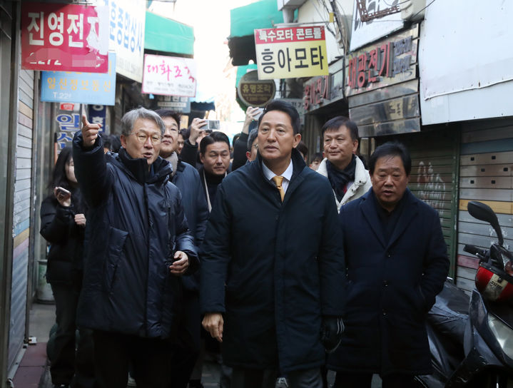 [서울=뉴시스] 최진석 기자 = 오세훈 서울시장이 4일 오전 서울 종로구 세운지구를 찾아 현장을 살펴보고 있다. (공동취재) 2025.12.04. photo@newsis.com *재판매 및 DB 금지