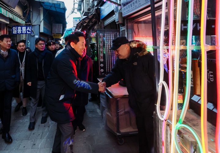 [서울=뉴시스] 최진석 기자 = 오세훈 서울시장이 4일 오전 서울 종로구 세운지구를 찾아 현장을 살펴보며 상인과 인사를 나누고 있다. 2025.12.04. (공동취재) photo@newsis.com *재판매 및 DB 금지