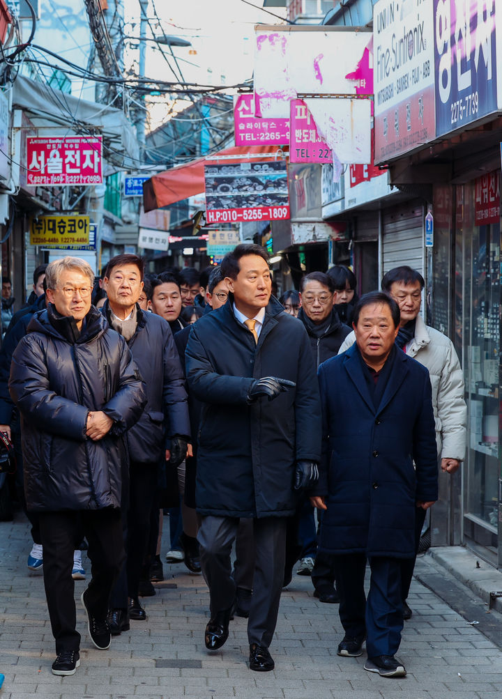 [서울=뉴시스] 최진석 기자 = 오세훈 서울시장이 4일 오전 서울 종로구 세운지구를 찾아 현장을 살펴보고 있다. (공동취재) 2025.12.04. photo@newsis.com *재판매 및 DB 금지
