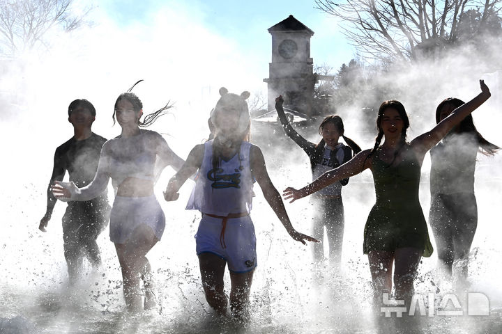 [용인=뉴시스] 김종택 기자 = 4일 경기 용인시 캐리비안 베이에서 모델들이 편백나무 노천탕, 핀란드식 원통 사우나 등 김이 모락모락 피고 있는 야외 스파에서 겨울 온천욕을 즐기고 있다. 에버랜드 인기 동물인 카피바라 테마의 '윈터 스파 캐비'로 변신한 캐리비안 베이는 힐링스파, 슬라이드, 유수풀 등 다양한 스파 시설을 12월5일부터 내년 3월3일까지 운영한다. 2025.12.04. jtk@newsis.com