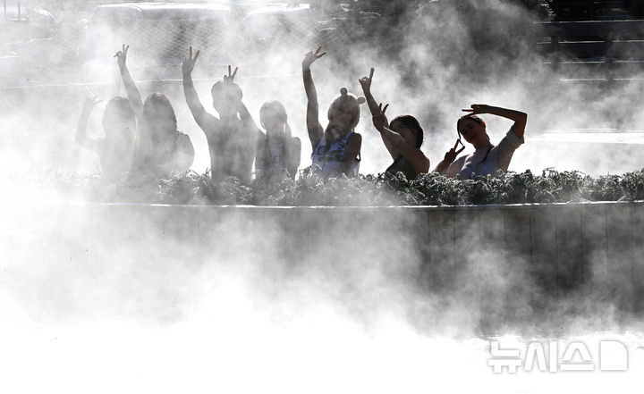[용인=뉴시스] 김종택 기자 = 4일 경기 용인시 캐리비안 베이에서 모델들이 편백나무 노천탕, 핀란드식 원통 사우나 등 김이 모락모락 피고 있는 야외 스파에서 겨울 온천욕을 즐기고 있다. 에버랜드 인기 동물인 카피바라 테마의 '윈터 스파 캐비'로 변신한 캐리비안 베이는 힐링스파, 슬라이드, 유수풀 등 다양한 스파 시설을 12월5일부터 내년 3월3일까지 운영한다. 2025.12.04. jtk@newsis.com