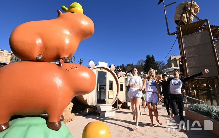 [용인=뉴시스] 김종택 기자 = 4일 경기 용인시 캐리비안 베이에서 모델들이 편백나무 노천탕, 핀란드식 원통 사우나 등 김이 모락모락 피고 있는 야외 스파에서 겨울 온천욕을 즐기고 있다. 에버랜드 인기 동물인 카피바라 테마의 '윈터 스파 캐비'로 변신한 캐리비안 베이는 힐링스파, 슬라이드, 유수풀 등 다양한 스파 시설을 12월5일부터 내년 3월3일까지 운영한다. 2025.12.04. jtk@newsis.com