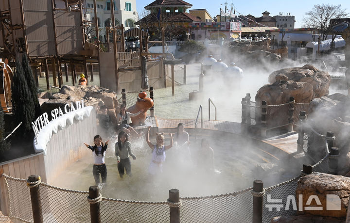 [용인=뉴시스] 김종택 기자 = 4일 경기 용인시 캐리비안 베이에서 모델들이 편백나무 노천탕, 핀란드식 원통 사우나 등 김이 모락모락 피고 있는 야외 스파에서 겨울 온천욕을 즐기고 있다. 에버랜드 인기 동물인 카피바라 테마의 '윈터 스파 캐비'로 변신한 캐리비안 베이는 힐링스파, 슬라이드, 유수풀 등 다양한 스파 시설을 12월5일부터 내년 3월3일까지 운영한다. 2025.12.04. jtk@newsis.com
