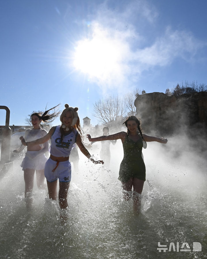 [용인=뉴시스] 김종택 기자 = 4일 경기 용인시 캐리비안 베이에서 모델들이 편백나무 노천탕, 핀란드식 원통 사우나 등 김이 모락모락 피고 있는 야외 스파에서 겨울 온천욕을 즐기고 있다. 에버랜드 인기 동물인 카피바라 테마의 '윈터 스파 캐비'로 변신한 캐리비안 베이는 힐링스파, 슬라이드, 유수풀 등 다양한 스파 시설을 12월5일부터 내년 3월3일까지 운영한다. 2025.12.04. jtk@newsis.com