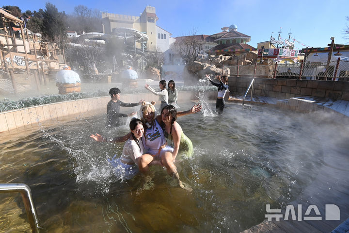 [용인=뉴시스] 김종택 기자 = 4일 경기 용인시 캐리비안 베이에서 모델들이 편백나무 노천탕, 핀란드식 원통 사우나 등 김이 모락모락 피고 있는 야외 스파에서 겨울 온천욕을 즐기고 있다. 에버랜드 인기 동물인 카피바라 테마의 '윈터 스파 캐비'로 변신한 캐리비안 베이는 힐링스파, 슬라이드, 유수풀 등 다양한 스파 시설을 12월5일부터 내년 3월3일까지 운영한다. 2025.12.04. jtk@newsis.com