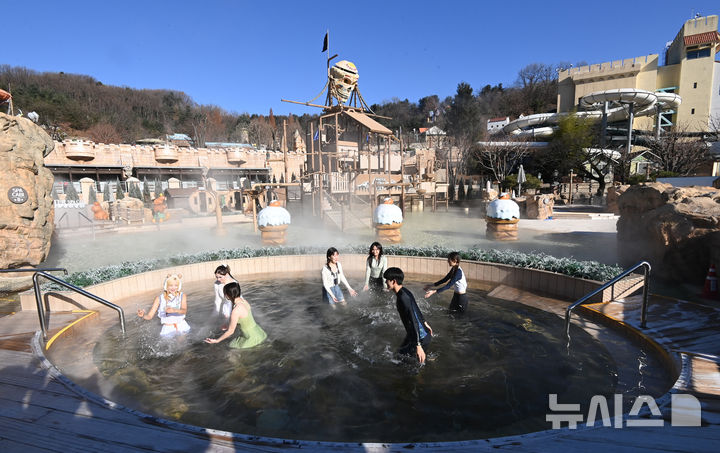 [용인=뉴시스] 김종택 기자 = 4일 경기 용인시 캐리비안 베이에서 모델들이 편백나무 노천탕, 핀란드식 원통 사우나 등 김이 모락모락 피고 있는 야외 스파에서 겨울 온천욕을 즐기고 있다. 에버랜드 인기 동물인 카피바라 테마의 '윈터 스파 캐비'로 변신한 캐리비안 베이는 힐링스파, 슬라이드, 유수풀 등 다양한 스파 시설을 12월5일부터 내년 3월3일까지 운영한다. 2025.12.04. jtk@newsis.com