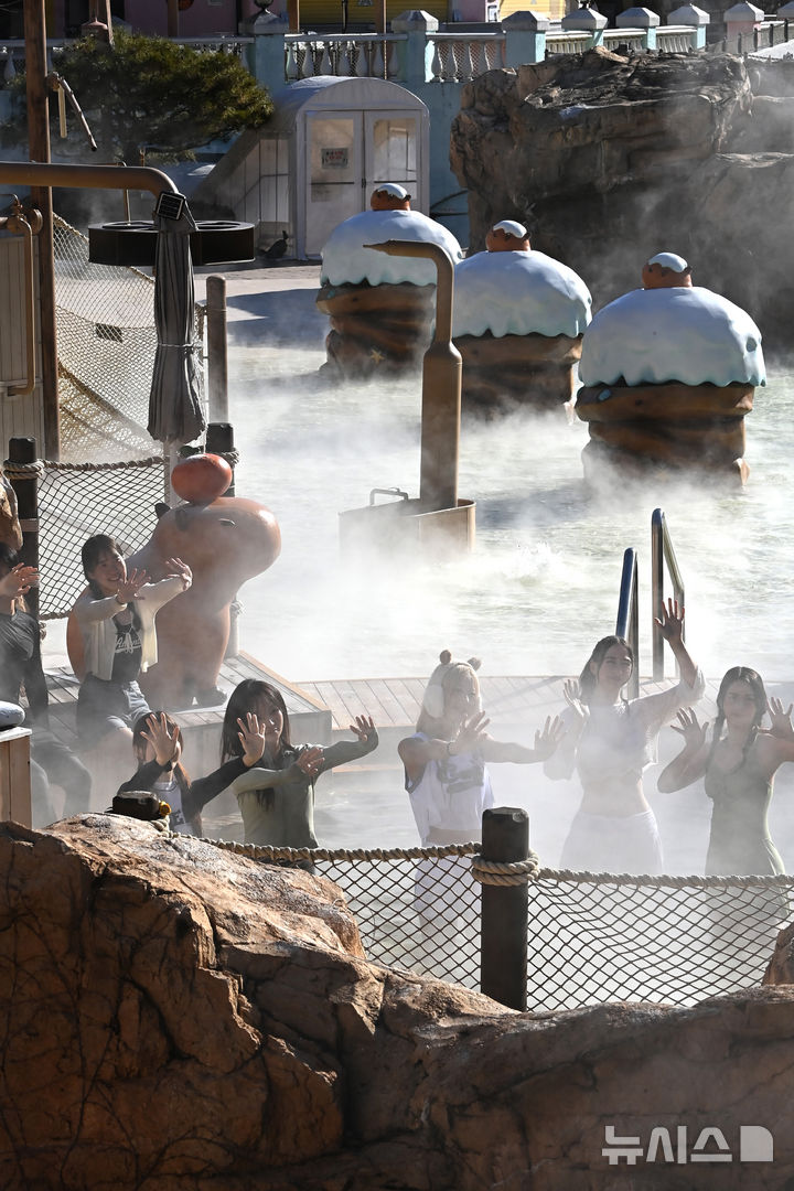 [용인=뉴시스] 김종택 기자 = 4일 경기 용인시 캐리비안 베이에서 모델들이 편백나무 노천탕, 핀란드식 원통 사우나 등 김이 모락모락 피고 있는 야외 스파에서 겨울 온천욕을 즐기고 있다. 에버랜드 인기 동물인 카피바라 테마의 '윈터 스파 캐비'로 변신한 캐리비안 베이는 힐링스파, 슬라이드, 유수풀 등 다양한 스파 시설을 12월5일부터 내년 3월3일까지 운영한다. 2025.12.04. jtk@newsis.com