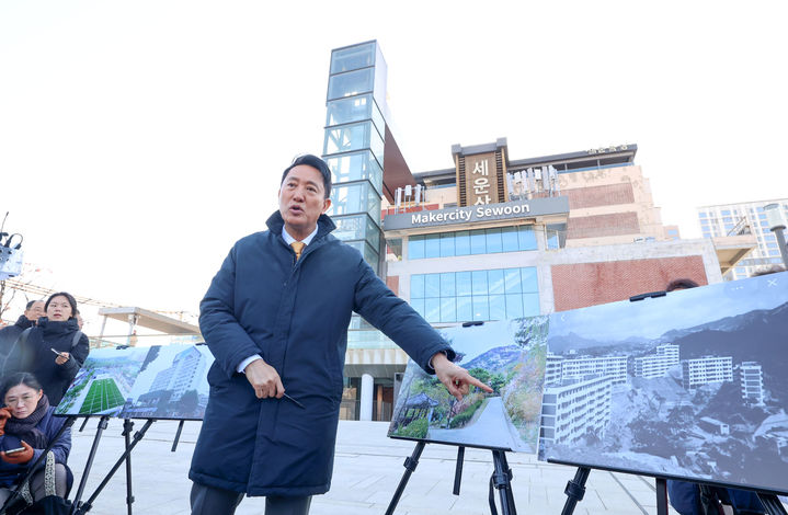 [서울=뉴시스] 최진석 기자 = 오세훈 서울시장이 4일 오전 서울 종로구 세운상가에서 세운지구 재개발 관련 백브리핑을 하고 있다. (공동취재) 2025.12.04. photo@newsis.com *재판매 및 DB 금지