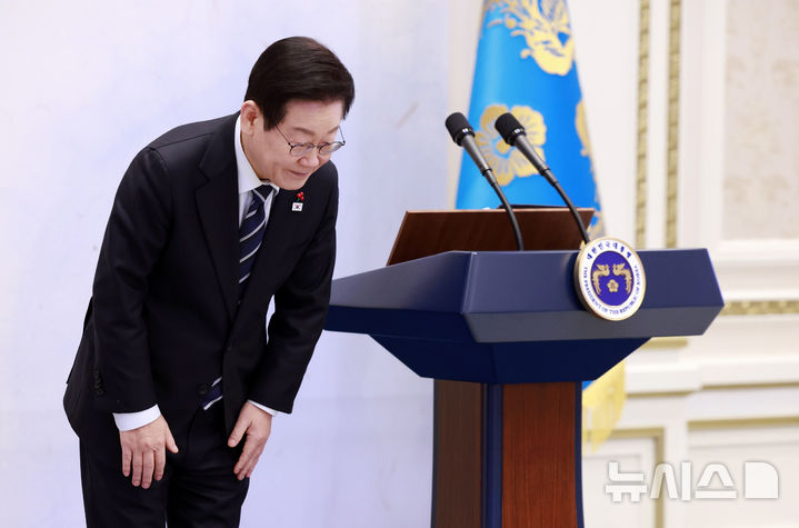 [서울=뉴시스] 최동준 기자 = 이재명 대통령이 4일 청와대 영빈관에서 열린 산업 역군 초청 오찬 행사에서 인사를 하고 있다. 이번 행사는 무역의 날을 맞아 조선, 자동차, 섬유, 전자, 기계, 방산, 해운 등에서 대한민국 경제발전에 헌신해 온 산업 역군들을 재조명하고 그들의 노고에 대한 감사를 전하기 위해 마련됐다. 2025.12.04. photocdj@newsis.com