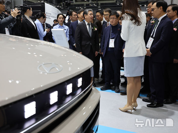 [고양=뉴시스] 전진환 기자 = 4일 경기도 고양시 킨텍스에서 열린 월드 하이드로젠 엑스포(WORLD HYDROGEN EXPO)에서 김성환(오른쪽 세번째) 기후에너지환경부장관이 장재훈(오른쪽 네번째) 현대자동차그룹 부회장으로부터 수소전기차 넥쏘의 설명을 듣고 있다. 2025.12.04. amin2@newsis.com