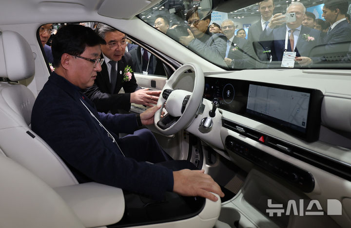 [고양=뉴시스] 전진환 기자 = 4일 경기도 고양시 킨텍스에서 열린 월드 하이드로젠 엑스포(WORLD HYDROGEN EXPO)에서 김성환 기후에너지환경부장관이 수소 전기차 넥쏘를 시승하며 장재훈 현대자동차그룹 부회장으로부터 설명을 듣고 있다. 2025.12.04. amin2@newsis.com