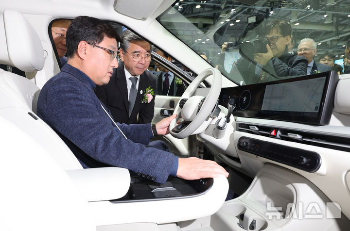 [고양=뉴시스] 전진환 기자 = 4일 경기도 고양시 킨텍스에서 열린 월드 하이드로젠 엑스포(WORLD HYDROGEN EXPO)에서 김성환 기후에너지환경부장관이 수소 전기차 넥쏘를 시승하며 장재훈 현대자동차그룹 부회장으로부터 설명을 듣고 있다. 2025.12.04. amin2@newsis.com
