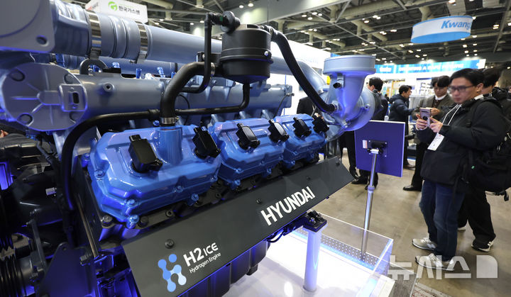 [고양=뉴시스] 전진환 기자 = 지난 4일 경기도 고양시 킨텍스에서 열린 월드 하이드로젠 엑스포(WORLD HYDROGEN EXPO)에서 관람객들이 수소엔진을 살펴보고 있다.  2025.12.04. amin2@newsis.com