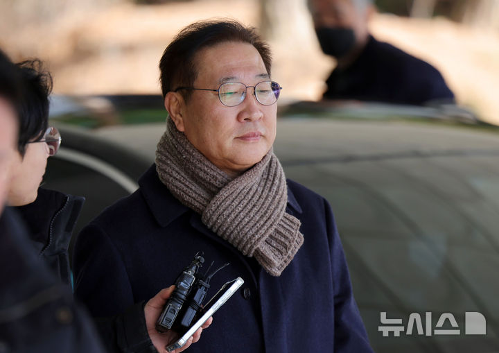 [서울=뉴시스] 홍효식 기자 = 박성재 전 법무부 장관이 4일 오후 서울 서초구 서울고등검찰청에 마련된 내란·외환 의혹을 수사하는 특별검사팀 사무실에 3차 조사를 받기 위해 출석하고 있다. 2025.12.04. yesphoto@newsis.com