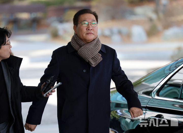 [서울=뉴시스] 홍효식 기자 = 박성재 전 법무부 장관이 4일 오후 서울 서초구 서울고등검찰청에 마련된 내란·외환 의혹을 수사하는 특별검사팀 사무실에 3차 조사를 받기 위해 출석하고 있다. 2025.12.04. yesphoto@newsis.com