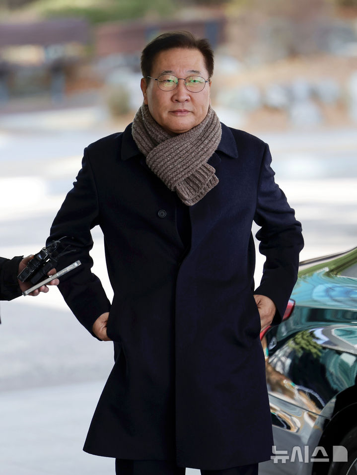 [서울=뉴시스] 홍효식 기자 = 박성재 전 법무부 장관이 4일 오후 서울 서초구 서울고등검찰청에 마련된 내란·외환 의혹을 수사하는 특별검사팀 사무실에 3차 조사를 받기 위해 출석하고 있다. 2025.12.04. yesphoto@newsis.com