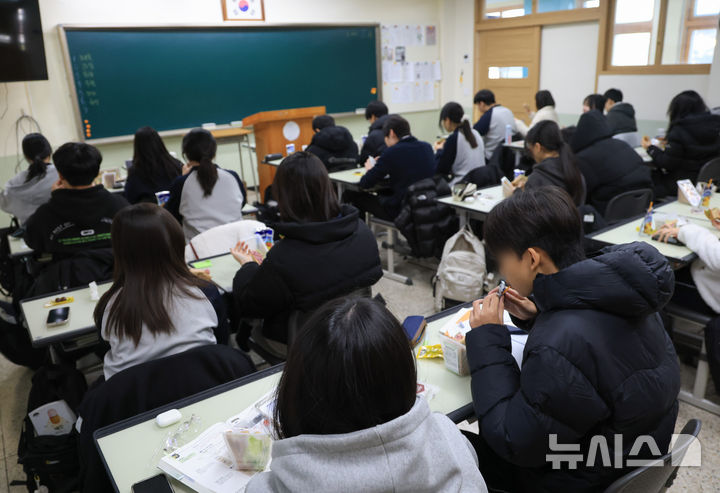 [수원=뉴시스] 김종택 기자 = 급식과 돌봄 등을 담당하는 경기지역 학교 비정규직 노동자들이 총파업에 돌입한 4일 경기 수원시 한 학교에서 학생들이 대체 급식인 빵과 음료를 먹고 있다. (공동취재) 2025.12.04. photo@newsis.com