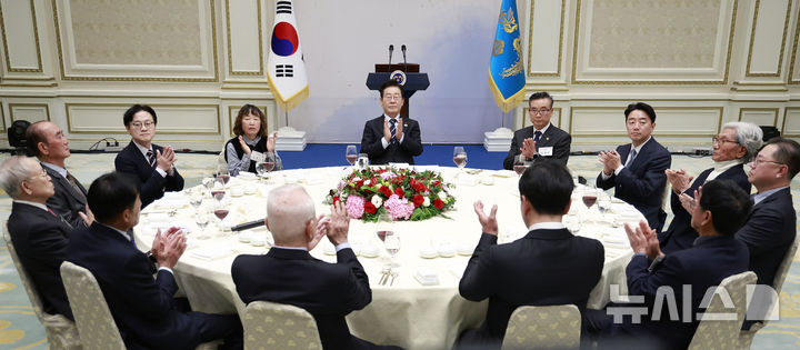 [서울=뉴시스] 최동준 기자 = 이재명 대통령이 4일 청와대 영빈관에서 열린 산업 역군 초청 오찬 행사에서 영상을 시청하며 참석자들과 박수를 치고 있다. 이번 행사는 무역의 날을 맞아 조선, 자동차, 섬유, 전자, 기계, 방산, 해운 등에서 대한민국 경제발전에 헌신해 온 산업 역군들을 재조명하고 그들의 노고에 대한 감사를 전하기 위해 마련됐다. 2025.12.04. photocdj@newsis.com