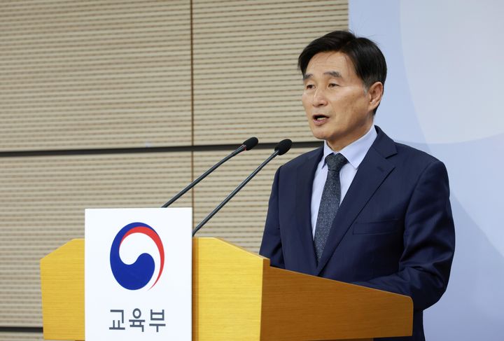 [서울=뉴시스] 오승걸 한국교육과정평가원장이 4일 세종시 정부세종청사 교육부 브리핑실에서 2026학년도 대학수학능력시험 채점 결과를 발표한 뒤 기자들 질문에 답하고 있다. (사진=교육부 제공) 2025.12.04. photo@newsis.com *재판매 및 DB 금지