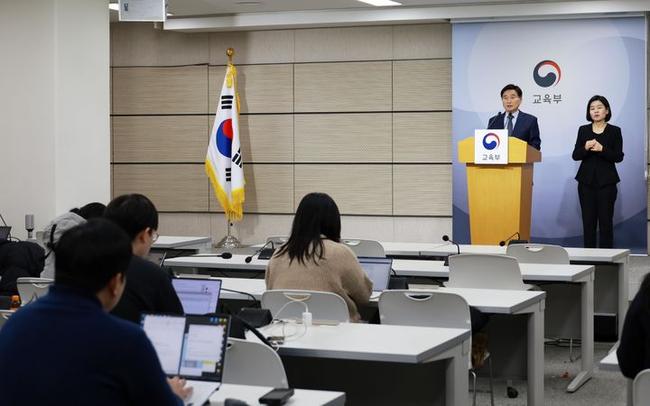 [서울=뉴시스] 오승걸 한국교육과정평가원장이 4일 세종시 정부세종청사 교육부 브리핑실에서 2026학년도 대학수학능력시험 채점 결과를 발표한 뒤 기자들 질문에 답하고 있다. (사진=교육부 제공) 2025.12.04. photo@newsis.com *재판매 및 DB 금지