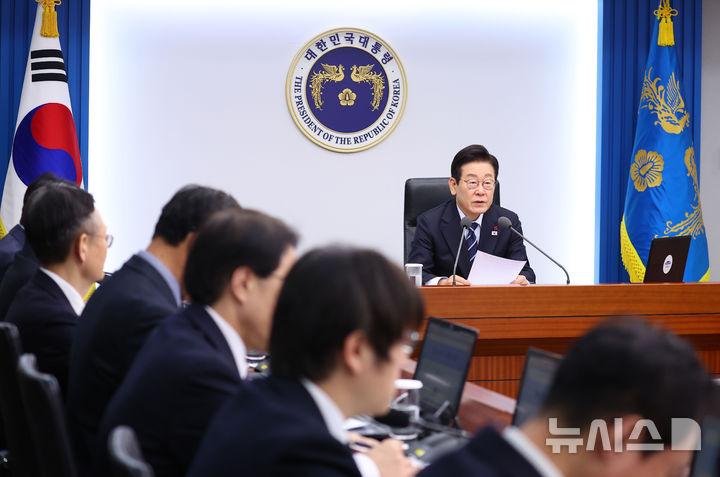 [서울=뉴시스] 고범준 기자 = 이재명 대통령이 4일 서울 용산 대통령실 청사에서 열린 수석보좌관회의에서 발언하고 있다. (대통령실통신사진기자단) 2025.12.04. bjko@newsis.com