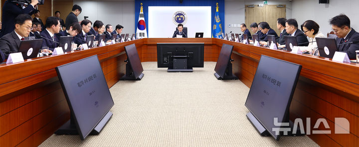 [서울=뉴시스] 고범준 기자 = 이재명 대통령이 4일 서울 용산 대통령실 청사에서 열린 수석보좌관회의에서 발언하고 있다. (대통령실통신사진기자단) 2025.12.04. bjko@newsis.com