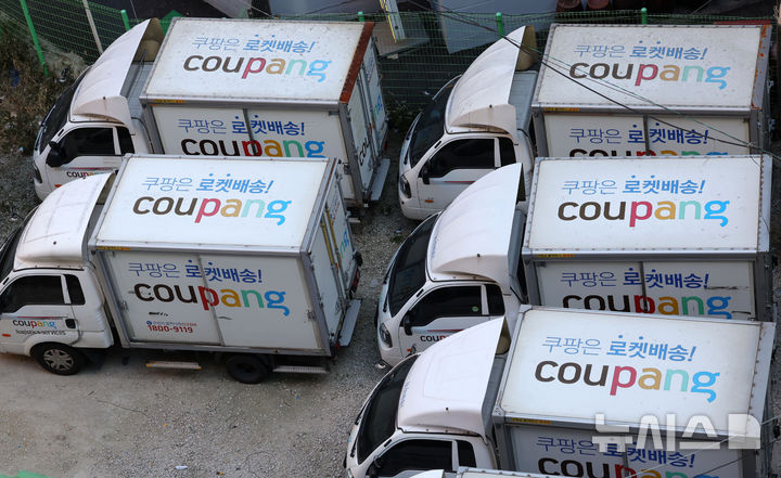[서울=뉴시스] 홍효식 기자 = 서울 시내 한 차고지에 쿠팡 배송 차량이 주차돼 있다. 2025.12.04. yesphoto@newsis.com